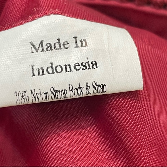 The Sak Burgundy Crochet Shoulder/crossbody bag purse. Pre-owned. Zip closure. - Picture 10 of 13